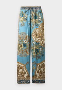 Pantaloni cu un model albastru deschis, cu croială lejeră, având un design floral în galben, alb și teal, și un brâu din material elastic cu șnur.