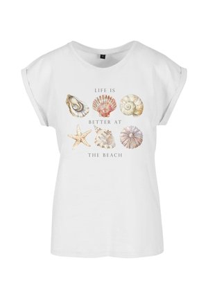 Weißes Baumwoll-T-Shirt mit einem Grafikdesign von Muscheln und einem Seestern, begleitet von dem Text "DAS LEBEN IST BESSER AM STRAND" darunter.