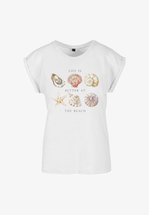 Biała bawełniana koszulka z grafiką przedstawiającą muszle i rozgwiazdę, z tekstem "ŻYCIE JEST LEPSZE NA PLAŻY" poniżej.