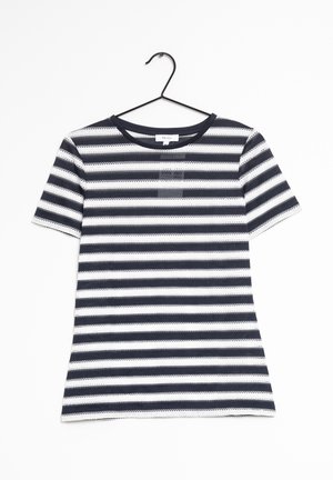 T-shirt à manches courtes avec des rayures horizontales bleu marine et blanches suspendu à un cintre noir sur fond blanc.