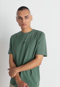 BOSS TCHUP - T-shirts - open green