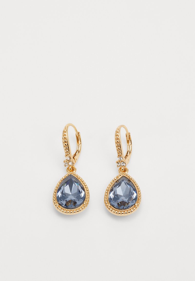 Goldfarbene Ohrringe mit birnenförmigen blauen Edelsteinen, umrahmt von einer strukturierten goldenen Fassung, die kleine klare Akzentsteine über dem Anhänger beinhaltet.