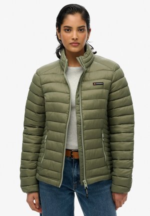 Veste matelassée olive verte avec un col haut, des poches zippées et un patch de marque sur la poitrine. Texture douce et lisse.