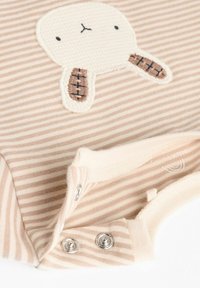 Stribet beige baby bodystocking med et broderet kaninmotiv, trykknaplukning ved kraven og blødt bomuldsstof.