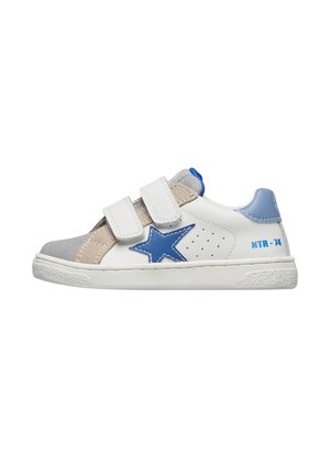Baskets blanches et grises avec des accents bleus, comportant deux bandes velcro, un détail en forme d'étoile bleue et des perforations pour la respirabilité.
