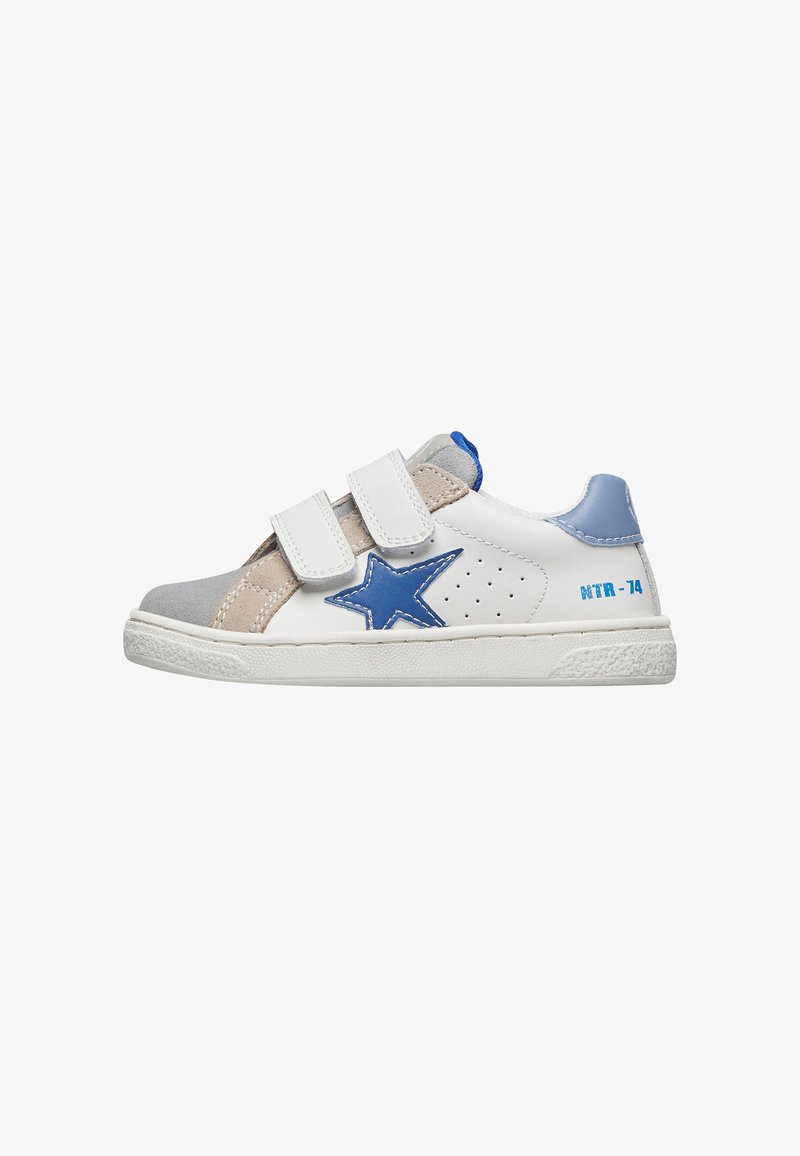 Zapatillas blancas y grises con acentos azules, que cuentan con dos correas de velcro, un detalle de estrella azul y perforaciones para transpirabilidad.