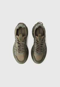 Olijfgroene sneakers van mesh- en synthetisch materiaal, met een ronde neus, gevoerde kraag, versterkte veterogen en een gestructureerde rubberen zool.