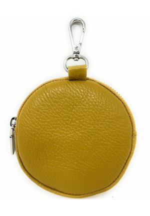 Porte-monnaie rond en cuir texturé jaune moutarde avec fermeture éclair argentée et clip pour l'attacher aux sacs ou aux clés.