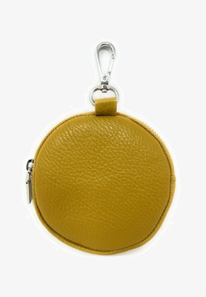 Porte-monnaie rond en cuir texturé jaune moutarde avec fermeture éclair argentée et clip pour l'attacher aux sacs ou aux clés.