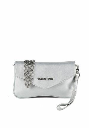 Silberne Valentino Clutch mit Klappe, Metallkettenhenkel und Handgelenksriemen auf weißem Hintergrund.