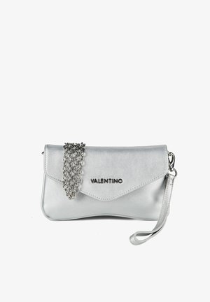 Silberne Valentino Clutch mit Klappe, Metallkettenhenkel und Handgelenksriemen auf weißem Hintergrund.