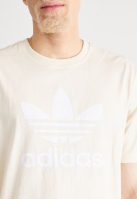 adidas Originals ADICOLOR TREFOIL - Nyomott mintás póló - white