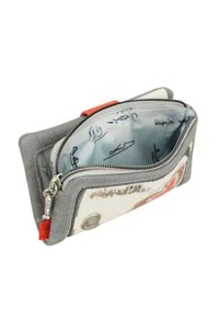 Brieftasche mit grauem Außenmaterial, weißer Vorderseite und blau gemustertem Innenraum. Verfügt über einen Reißverschluss und einen roten Akzentclip. Bemerkenswerte Unterschriften im Inneren.
