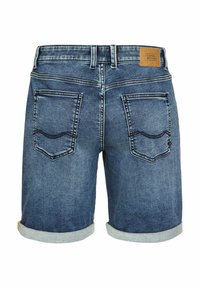 Jeansshorts in mittlerem Blauton mit umgeschlagenen Säumen, ausgestattet mit zwei Gesäßtaschen mit Steppnähten und einem hellbraunen Leder-Logo-Patch am Bund.