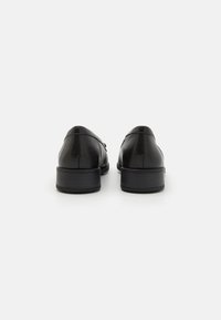 Pantofi negri din piele, cu o textură netedă, formă rotundă și toc mic, canelat, proiectați pentru ținute formale sau semi-formale.
