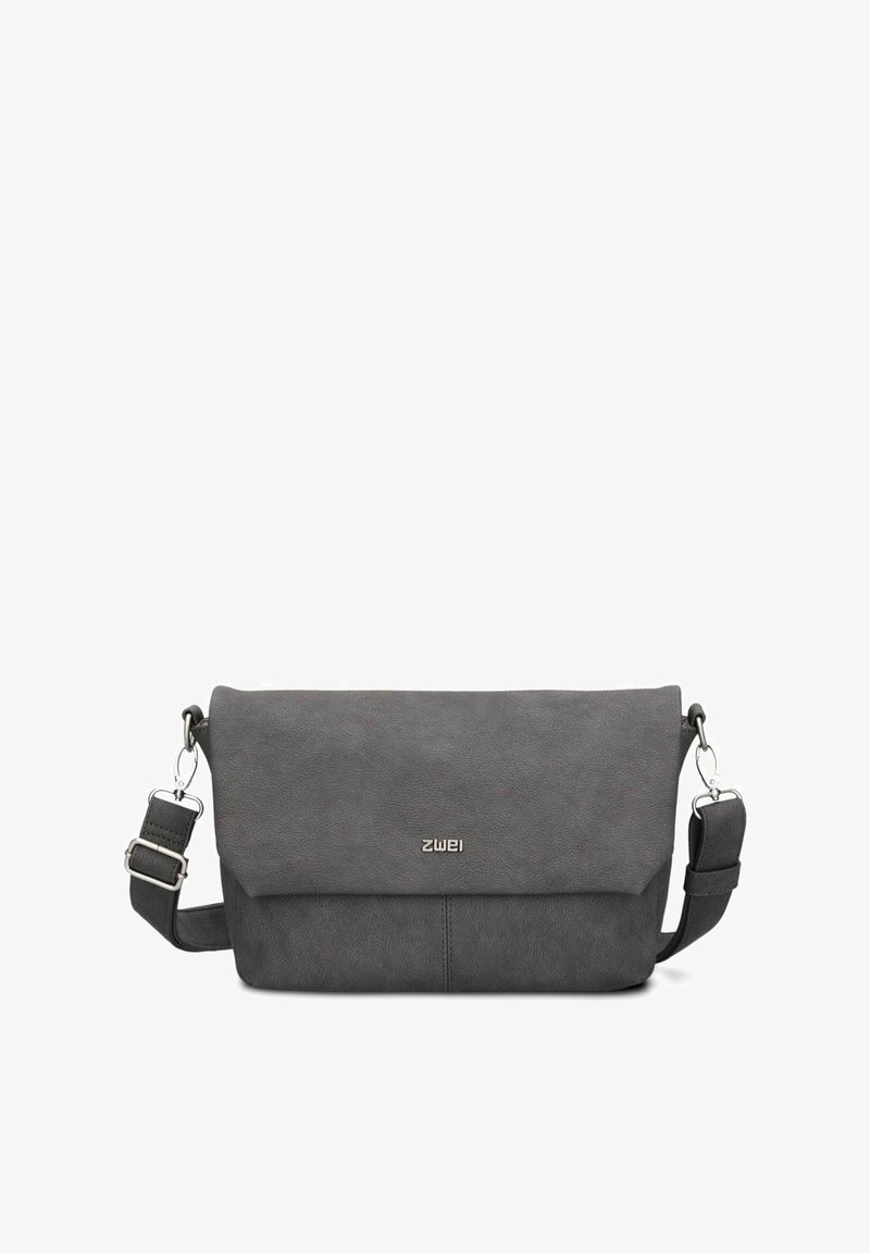 Bolso cruzado sintético gris con un acabado texturizado, cierre de solapa, correa ajustable y detalle de logo en la parte frontal.