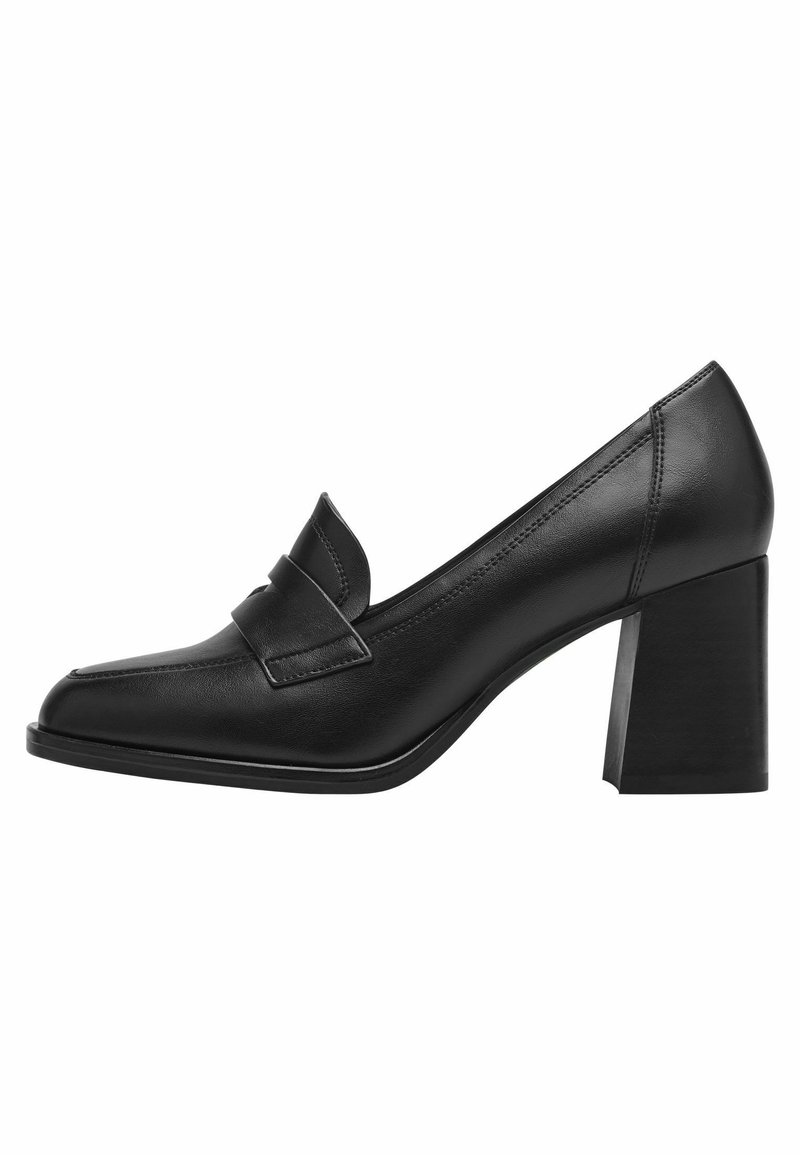 Mocassin à talon haut en cuir noir avec un bout arrondi, doté d'une bride décorative et d'un talon bloc épais. Texture lisse et coutures minimales.