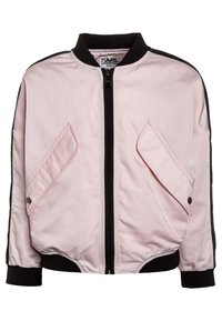 Rosa bomberjacka med en svart ribbad krage, dragkedja fram och två snedställda fickor. Har svarta sidpaneler och en slät yta.