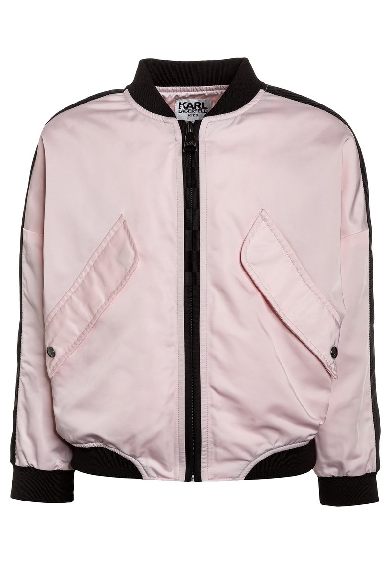 Rosa bomberjacka med en svart ribbad krage, dragkedja fram och två snedställda fickor. Har svarta sidpaneler och en slät yta.