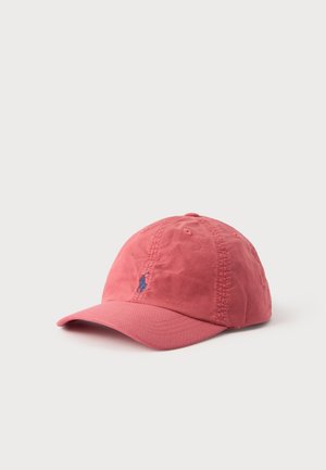 Roze baseballpet met zichtbare stiksels, een gebogen klep en een klein blauw geborduurd logo aan de voorkant, op een effen achtergrond.
