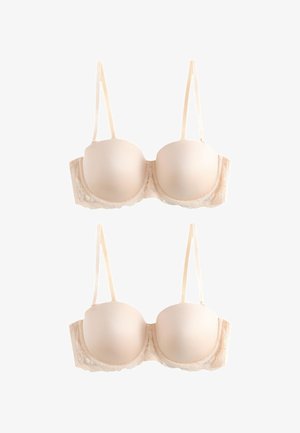 Két bézs színű, párnázott, alátámasztó merevítővel és csipkés szegéllyel ellátott melltartó vékony, állítható pántokkal, fehér háttéren bemutatva.