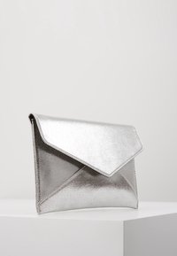 Pochette enveloppe argent métallique avec surface texturée, rabat angulaire et lignes épurées. Convient aux occasions formelles.