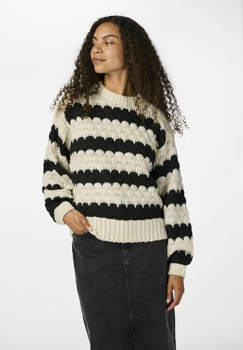 Strickpullover mit breiten schwarz-weißen Streifen, einem strukturierten Wellenmuster, Rundhalsausschnitt und gerippten Bündchen und Saum.