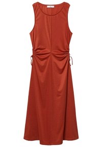 Robe sans manches, longueur midi, couleur orange rouille, avec encolure ronde et fronces latérales ajustables attachées par des cordons fins.