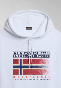 Sweat à capuche blanc avec cordons, affichant un drapeau norvégien usé, le texte "NAPAPIJRI" au-dessus, et "programme de recherche antarctique géographique" en dessous.