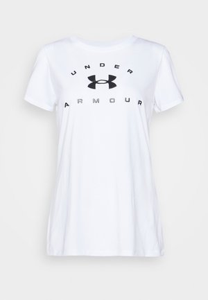 Biała koszulka z krótkim rękawem z czarnym logo Under Armour i tekstem umieszczonym na środku klatki piersiowej na jednolitym tle.