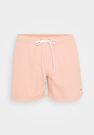 Shorts de bain pêche en tissu léger avec une ceinture élastique, un cordon blanc et une petite étiquette de logo en bas à droite.