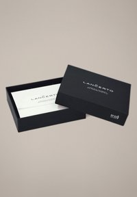 Czarne prostokątne pudełko o gładkim wykończeniu, z białym wnętrzem, tłoczonym logo oraz zabezpieczeniem RFID. Pokrywki częściowo otwarte.