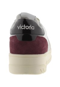 Vit sneaker med burgundyröd mocka och lacksvarta detaljer. Har en vadderad krage och broderad "victoria"-logotyp på baksidan.