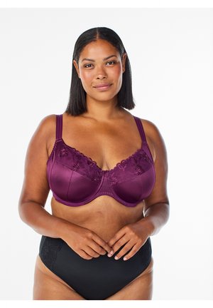 Paarse satijnen beha met kanten details aan de bovenkant. Voorzien van brede bandjes en een gladde afwerking. Zwarte hoge taille slip met kanten accenten.