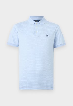 Lys blå kortermet pikéskjorte med subtilt teksturmønster, knappet krage og mørkeblå brodert logo på brystet.