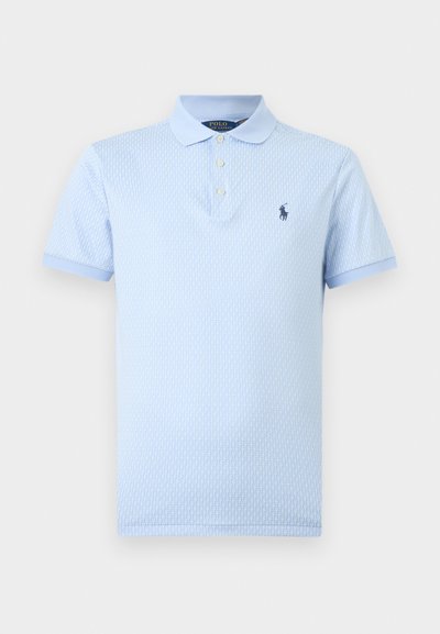 Γαλάζιο κοντομάνικο πόλο με διακριτικό υφασμάτινο μοτίβο, γιακά με κουμπιά και σκούρο μπλε κεντημένο λογότυπο στο στήθος.