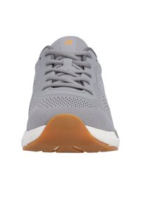 Graue Sportschuhe mit Mesh-Obermaterial, abgerundeter Zehenpartie und orangefarbenem Logo-Akzent. Verfügt über eine weiße Zwischensohle und eine strukturierte Gummilaufsohle.