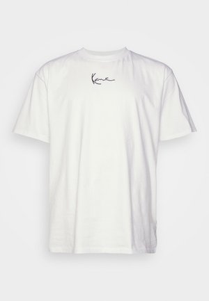T-shirt en coton blanc avec un col rond et des manches courtes ; présente un texte manuscrit noir "Kane" sur la poitrine.
