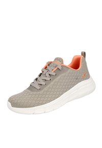 Zapatilla texturizada gris con acentos naranjas, diseño con cordones, cuello acolchado y suela blanca acolchada con una parte superior con patrón.