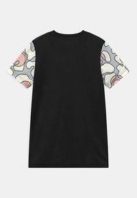 Svart t-shirt med kort ärm och abstrakta mönstrade ärmar i vitt, grått, gult och orange, uppvisad liggande mot en vit bakgrund.