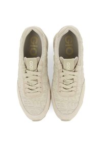 Sneaker beige con tessuto testurizzato, design con lacci e accenti a motivo discreto. Presentano una suola ammortizzata e un logo dorato sulla linguetta.