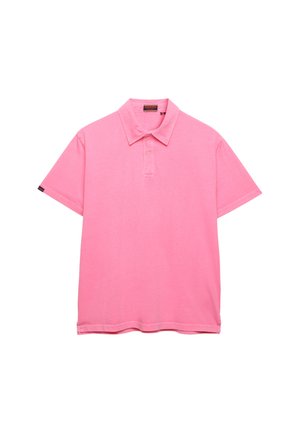 Pink kortærmet poloshirt med krave og enkelt-knaps stolpelukning, ensfarvet design, lagt fladt på hvid baggrund.