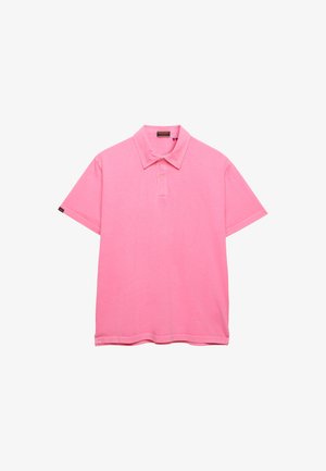 Pink kortærmet poloshirt med krave og enkelt-knaps stolpelukning, ensfarvet design, lagt fladt på hvid baggrund.