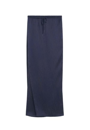 Jupe bleu marine, jusqu'aux genoux, avec un motif de rayures verticales, taille élastique et cordon de serrage ajustable pour un meilleur ajustement. Texture de tissu lisse.