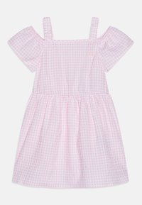 Różowa sukienka w kratkę gingham z kwadratowym dekoltem, krótkimi bufkami na rękawach i marszczonym dołem. Materiał wygląda na lekki i teksturowany. Na piersi znajduje się detal w kształcie serca.