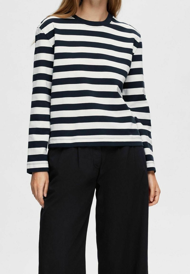 Langarmiger Pullover in Navy mit weißen Streifen, Rundhalsausschnitt und Schulterdetails. Hergestellt aus einer Baumwollmischung, mit weicher, glatter Textur.