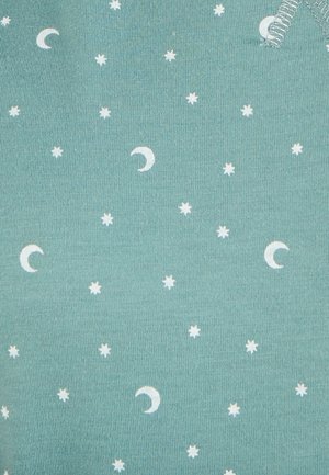 Tessuto di cotone in un colore verde teal tenue, con lune crescenti e stelle bianche sparse sulla superficie. Materiale morbido e testurizzato.