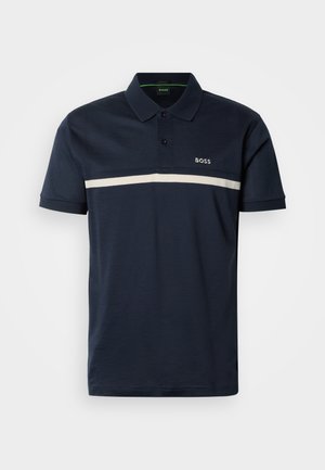 Tengerészkék polo ing texturált szövetből, kétgombos patenttal és vízszintes fehér csíkkal az előlapon, logó részlettel a mellkason.