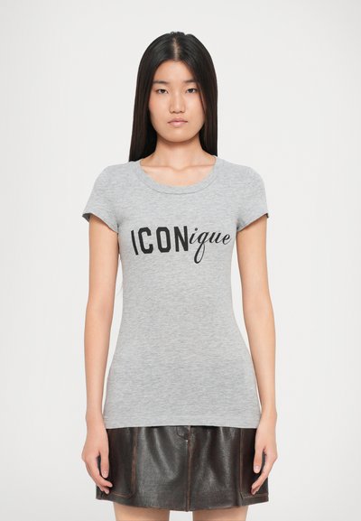 T-shirt en coton gris avec un col rond et des manches courtes, arborant "ICONique" en lettres noires contrastantes sur le devant.