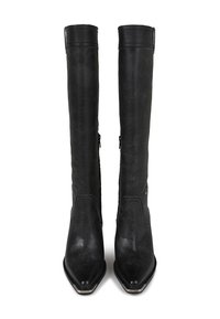 Bottes en cuir noir montantes avec une texture lisse, bout pointu et zips sur les côtés. Présentent un léger éclat et un design épuré.